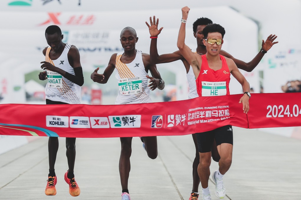 The leading runners appear to let China’s He Jie win the Beijing Half Marathon on Sunday. Photo: Weibo