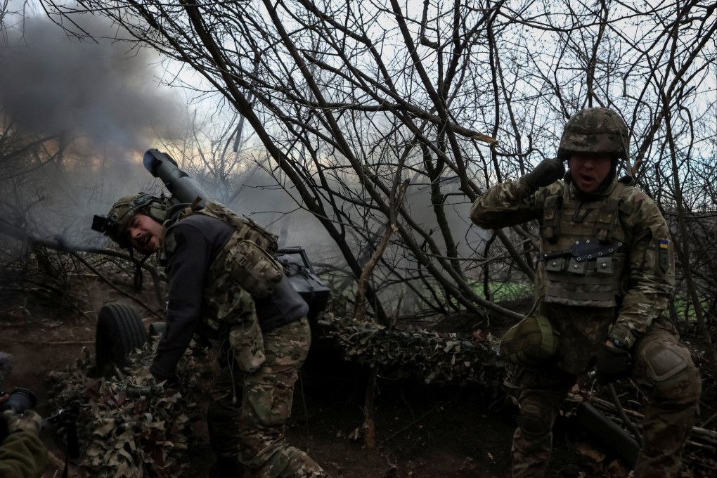 Ukrainian servicemen fire a howitzer towards Russian troops. US aid for Ukraine has been stalled for months. Photo: Reuters