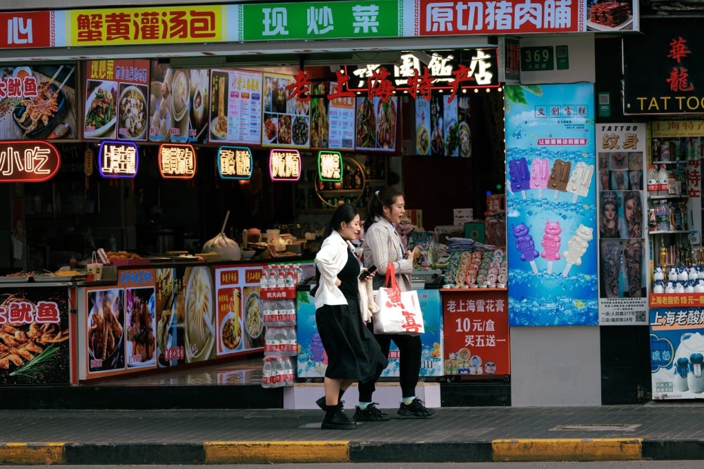 People walk past restaurants on a street in Shanghai on April 15, 2024.Photo: EPA-EFE