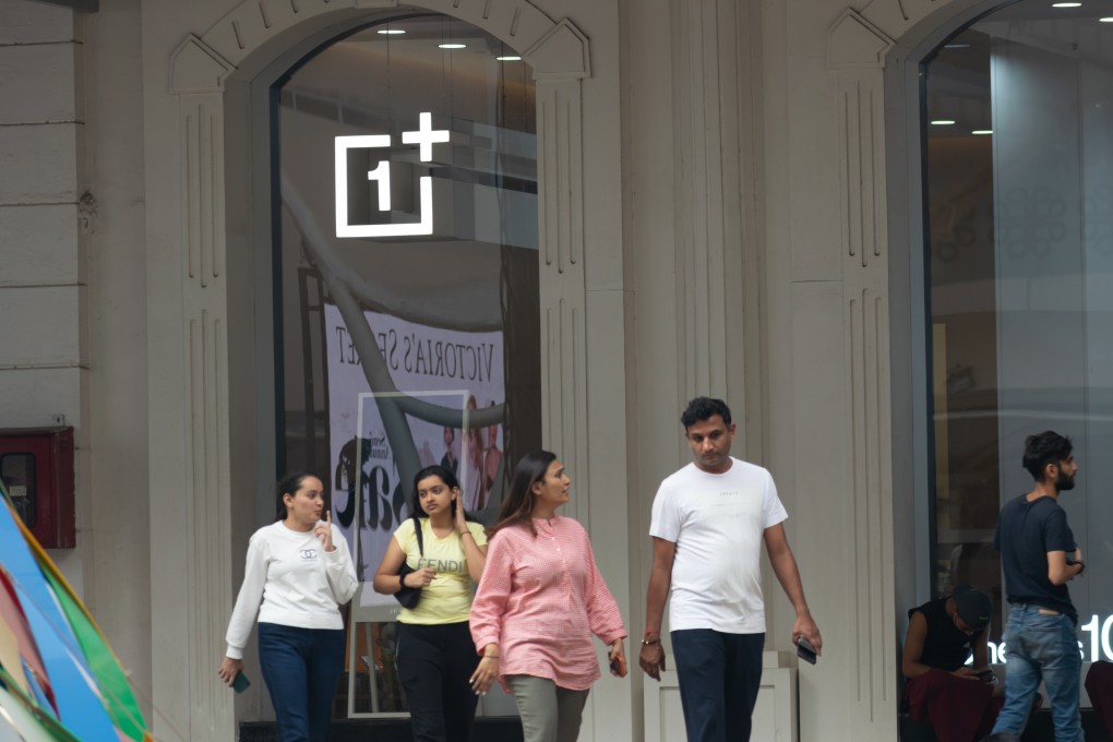 Poeple walk past a OnePlus retail store in Mumbai, India, on January 8, 2023. Photo: Shutterstock