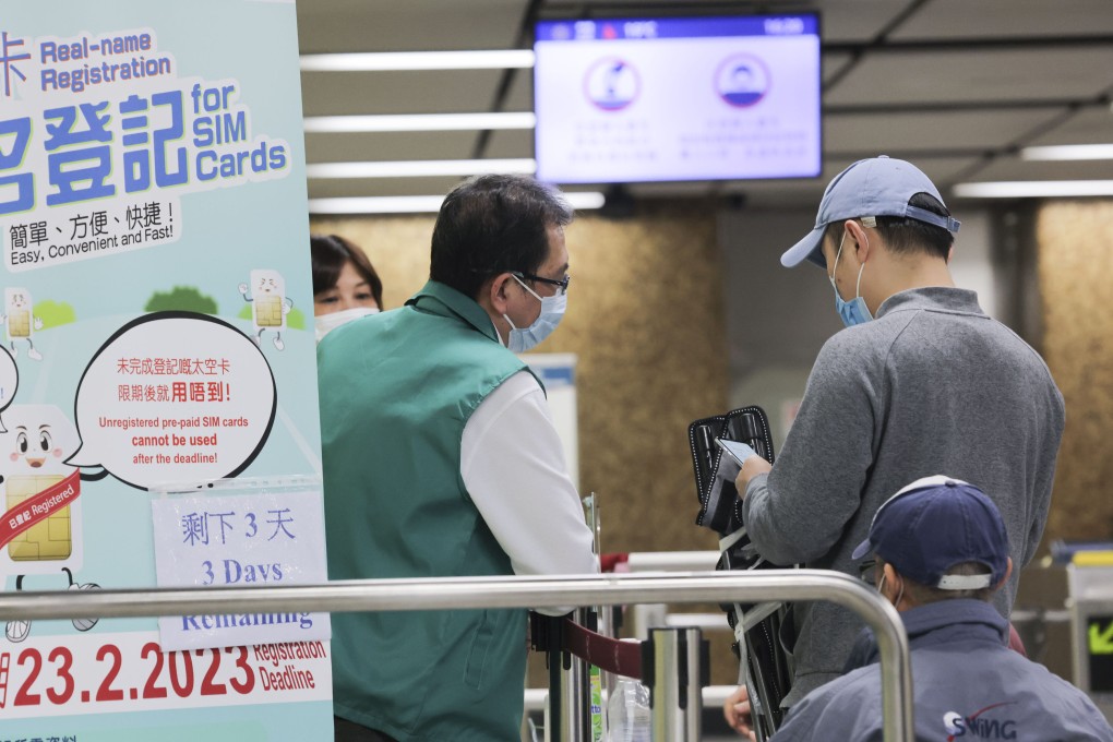 People queue up to register for SIM card at a support station in the Wong Tai Sin MTR station. Photo: Jelly Tse