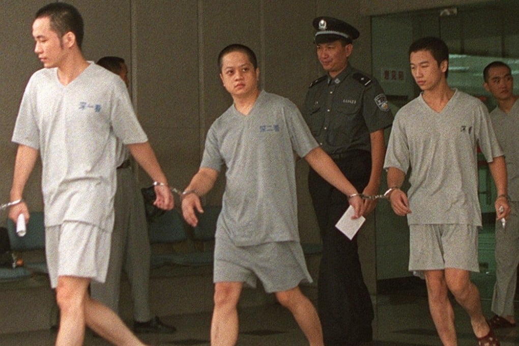 Tse Kin-man (centre), a Hong Kong truck driver, enters Shenzhen Intermediate Court in 2002 where he was charged with firearms smuggling. Eight months later, he was still awaiting a verdict. Photo: SCMP