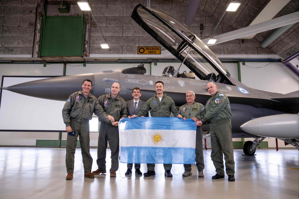 An Argentine delegation in front of a F-16 fighter jet in Denmark. Photo: Photo: Bo Amstrup / Ritzau Scanpix / AFP