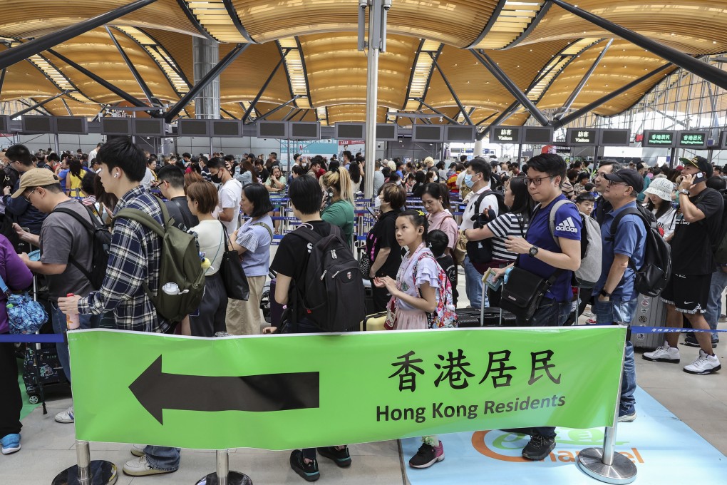 Travellers wait to cross the border at the Hong Kong-Zhuhai-Macau Bridge checkpoint on the first day of the Easter holiday on March 29. Photo: Edmond So