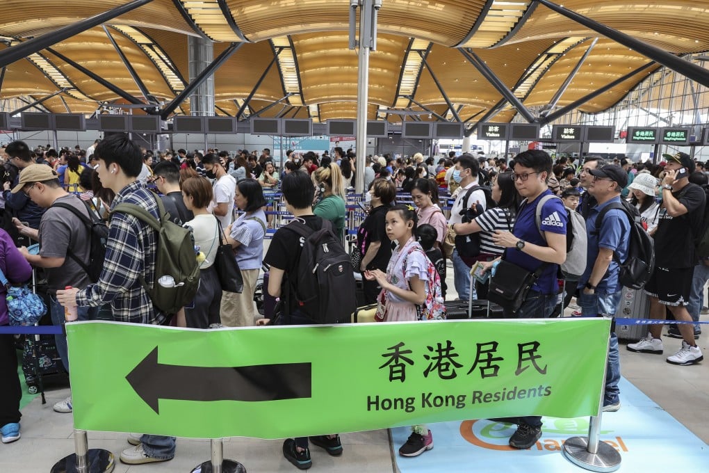 Travellers wait to cross the border at the Hong Kong-Zhuhai-Macau Bridge checkpoint on the first day of the Easter holiday on March 29. Photo: Edmond So