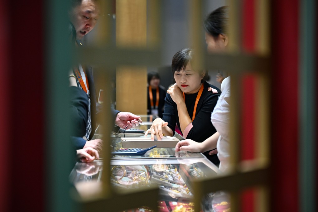 Visitors check out gold ornaments at the fourth China International Consumer Products Expo in Haikou, capital of China’s southern Hainan province on April 17, 2024. Photo: Xinhua
