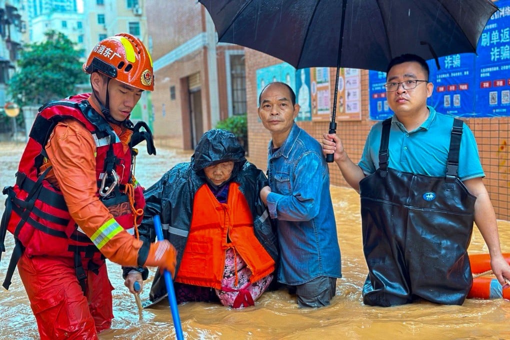 Rescuers help residents affected by floods in the city of Shaoguan in south China’s Guangdong province. Photo: Weibo/韶关消防