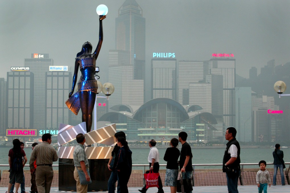 Locals and tourists wander along the 440-metre Avenue of Stars in Tsim Sha Tsui on April 28, 2004. Photo: Martin Chan