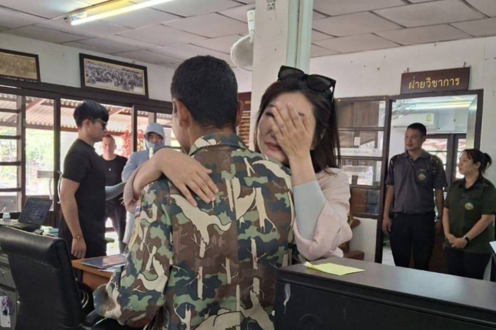 Wang Nan hugs one of the four officials who rescued her at Pha Taem National Park in Thailand. Photo: Facebook/pt074