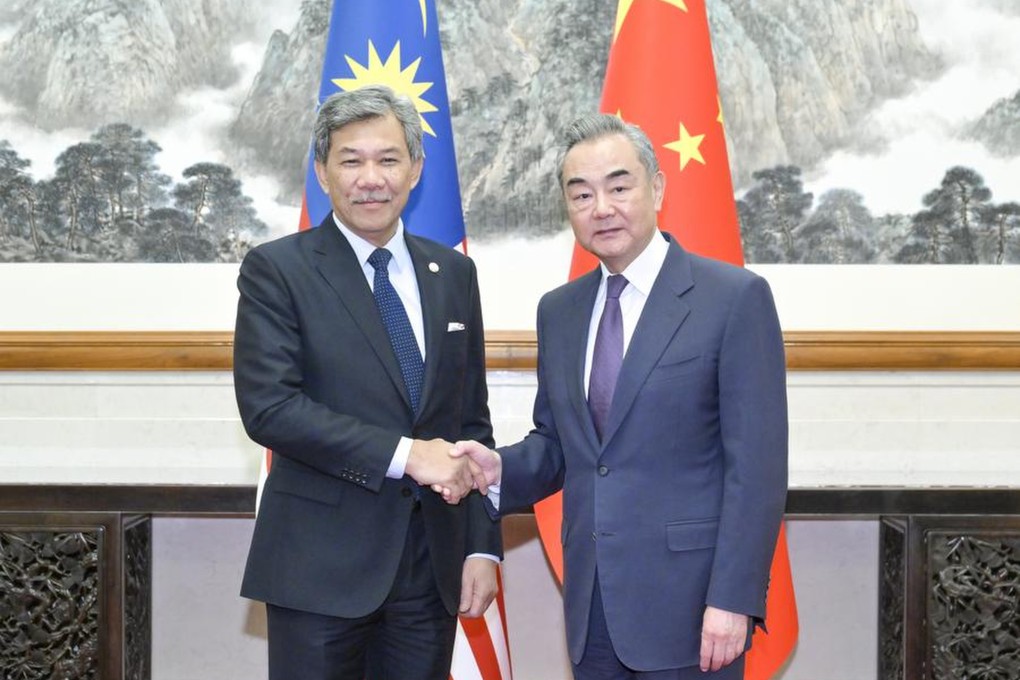 Visiting Malaysian Foreign Minister Mohamad Hasan largely echoed Beijing’s position on South China Sea issues, saying his country opposes “external forces” in the region. Photo: Xinhua