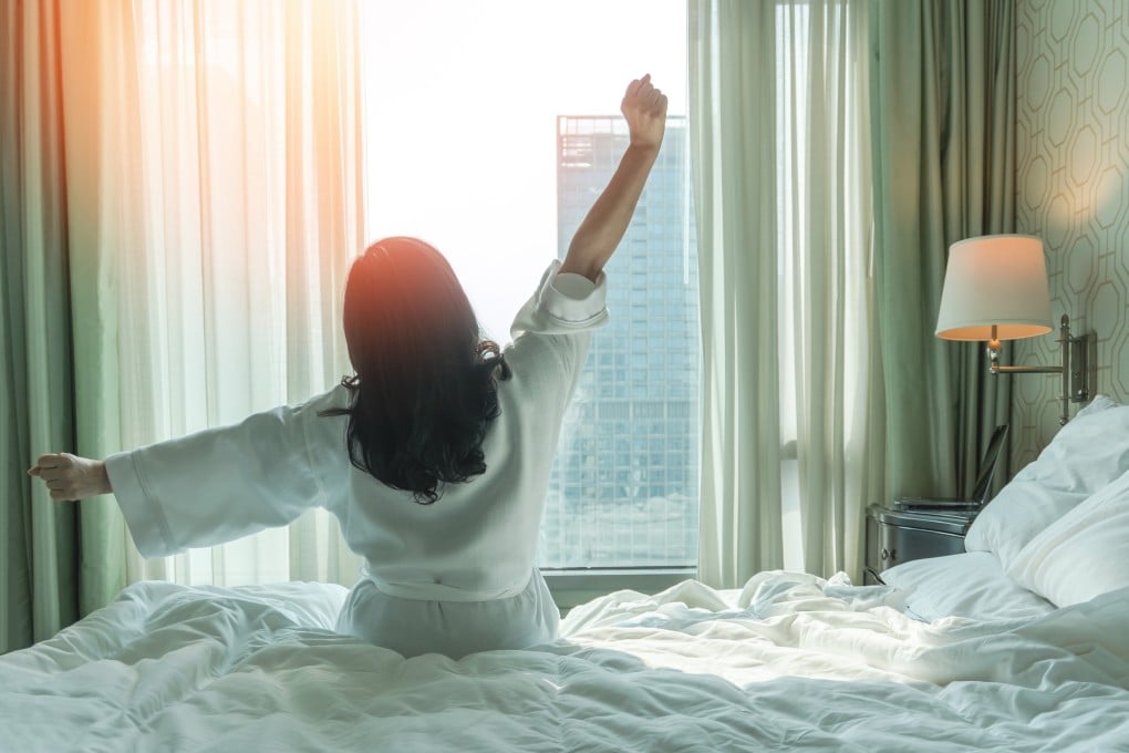 To get a good night’s sleep and wake up feeling refreshed, do not eat dinner too close to bedtime, and avoid drinking coffee and alcohol too late. These are among the recommendations of sleep experts. Photo: Shutterstock