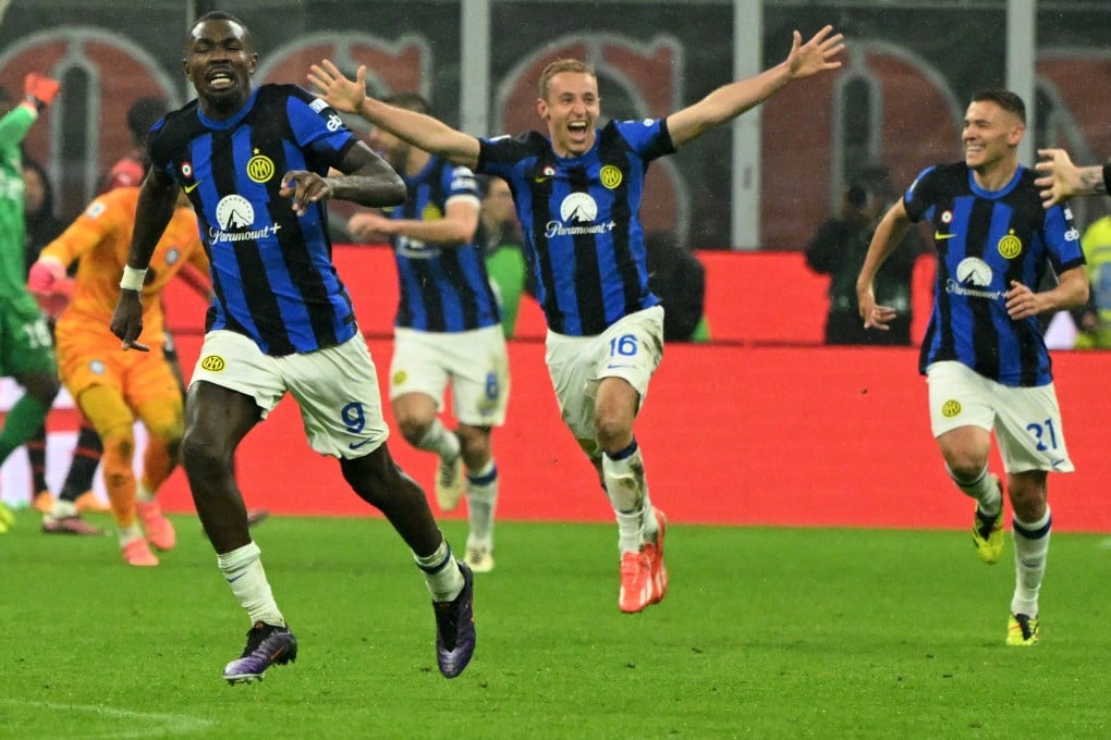 Inter players celebrate victory over rivals Milan which secured the Italian championship. Photo: Xinhua