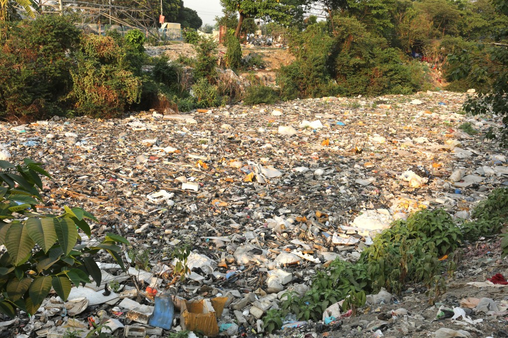 A canal in Kolkata completely clogged with mostly spilled-over SUP materials from a makeshift dump yard. Photo: Shaikh Azizur Rahman
