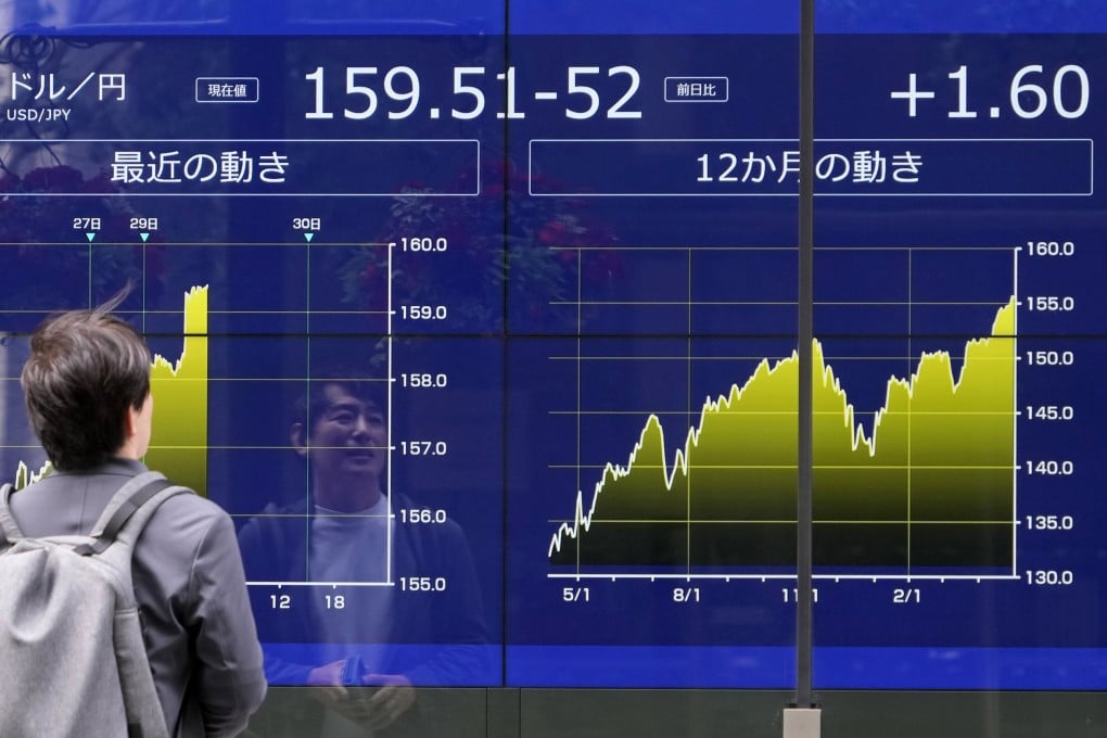 A passerby looks at a screen showing the exchange rate between the US dollar and the Japanese yen in Tokyo on Monday. The Japanese yen marked a sharp decline to the 160 yen level per US dollar, its lowest since April 1990. Photo: EPA-EFE