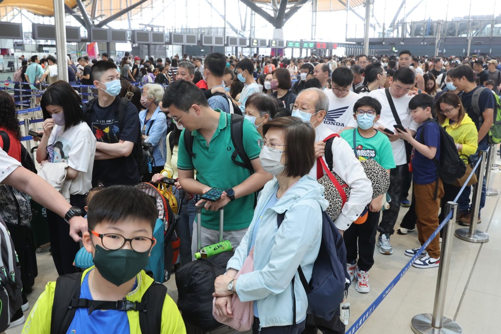 Travellers crowd waiting to cross border at Hong Kong-Zhuhai-Macao Bridge Control Point on the first day of the Easter holiday.  Photo: Edmond So
