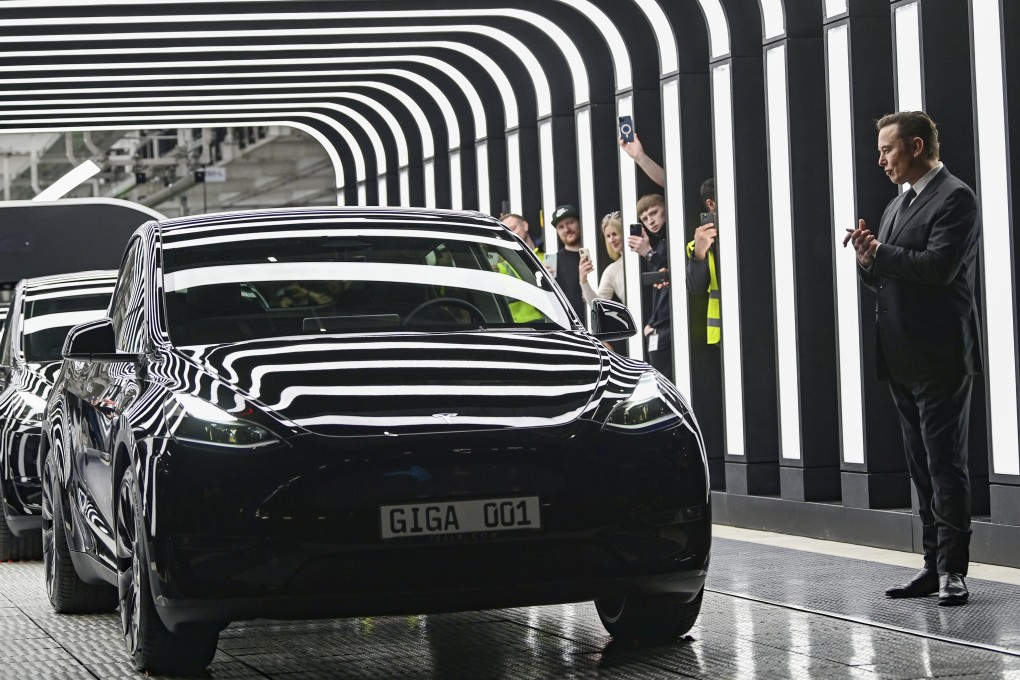 Tesla chief executive Elon Musk, right, is abiding with China’s regulation that requires carmakers to work with domestic mapping partners. Photo: AP