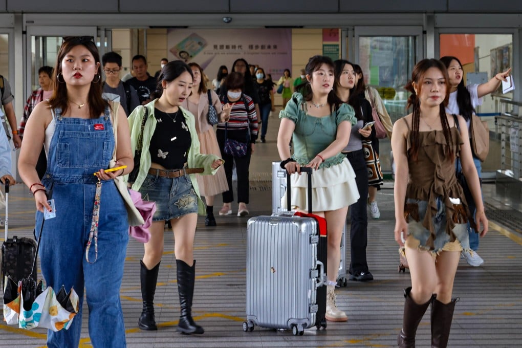 Travellers arrive in Hong Kong via the Shenzhen Bay border crossing. Photo: Dickson Lee