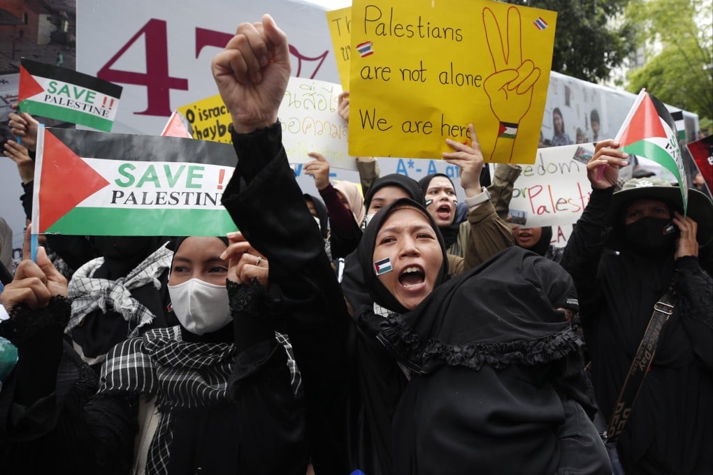 Muslim Thai protesters hold signs and shout slogans in solidarity with Palestine outside the Israeli embassy in Bangkok, Thailand on October 21, 2023. Photo: EPA-EFE