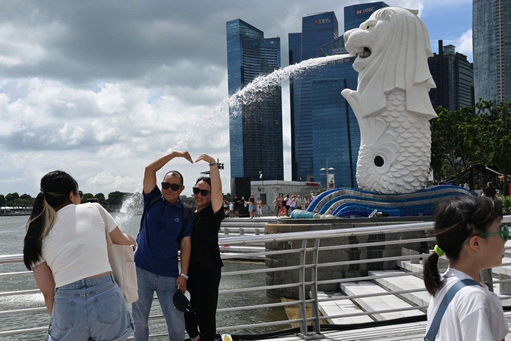 Tourists visit the Merlion Park in Singapore. Photo: Xinhua