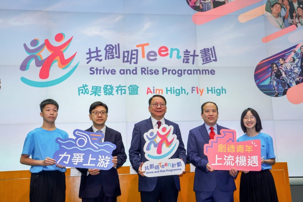 (Left to right) Scheme participant Li Ching-po, Secretary for Labour and Welfare Chris Sun, Chief Secretary Eric Chan, PolyU’s Eric Chui and participant Leung Yuen-shan at a briefing to announce the evaluation, Photo: Dickson Lee