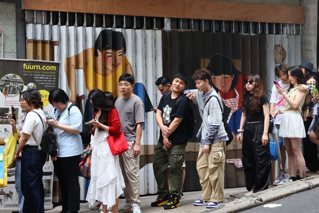 Mainland tourists queue up outside a shop in Central’s Aberdeen Street, despite a trend towards more budget trips to Hong Kong. Photo: Dickson Lee