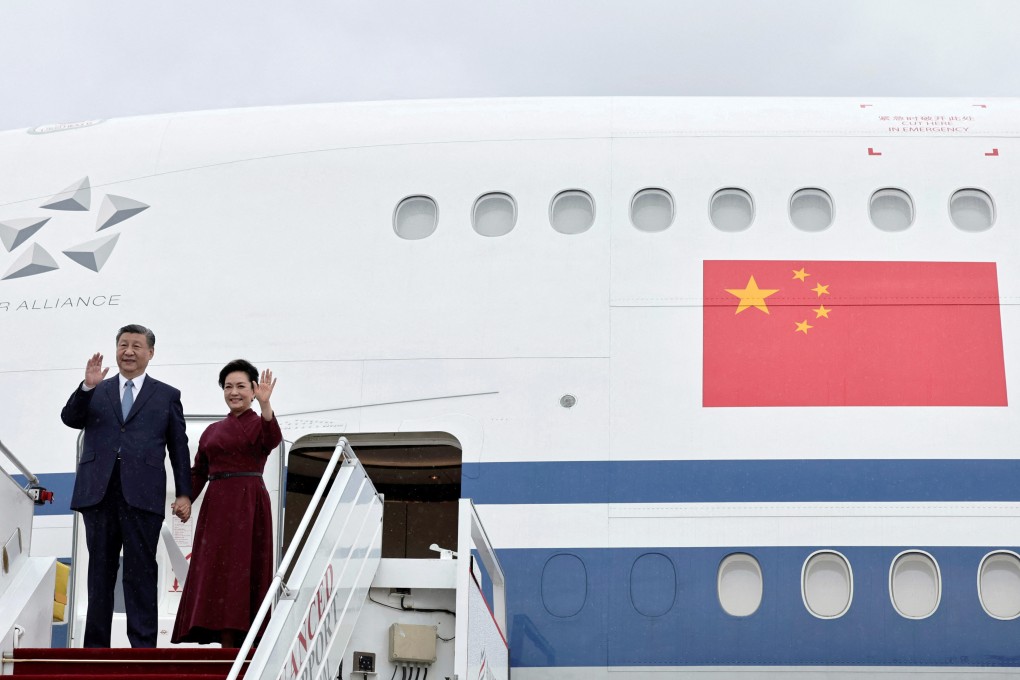 Chinese President Xi Jinping and his wife Peng Liyuan wave upon arrival at Orly airport, south of Paris, on Sunday. Photo: Reuters