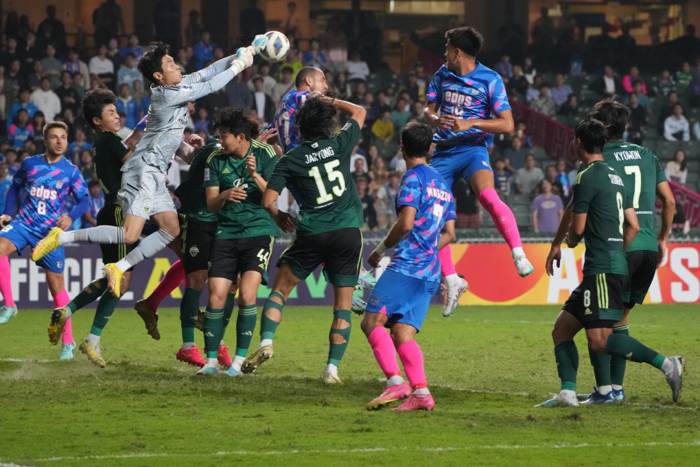 Jeonbuk Hyundai Motors’s goalkeeper Kim Jeong-hoon in action during his side’s AFC Champions League match against Kitchee at Hong Kong Stadium. Kitchee are in danger of missing out on Asian football for the first time since 2011. Photo: Sam Tsang