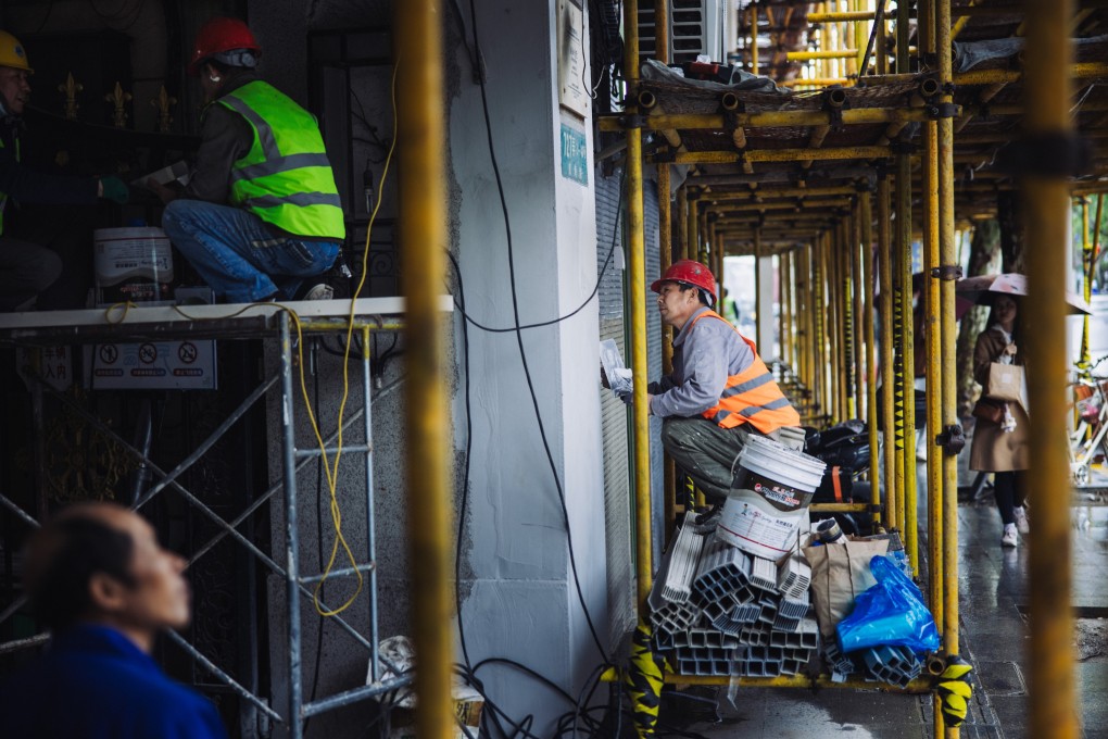 Labourers work on a construction site in Shanghai. Photo: EPA-EFE