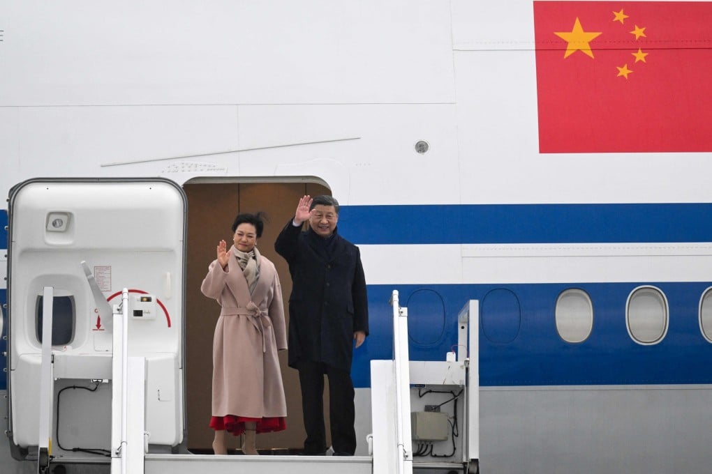 Chinese President Xi Jinping and his wife Peng Liyuan wave from Tarbes airport in southwestern France, on Tuesday where French President Emmanuel Macron hosted Xi in the Pyrenees mountains. Photo: AFP