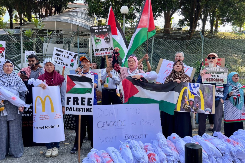 Boycott, Divestment, and Sanction supporters outside the Shah Alam High Court in Kuala Lumpur. Photo: Hadi Azmi
