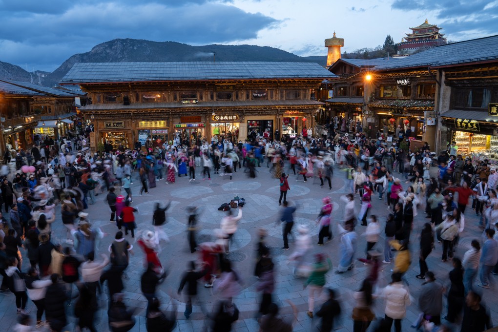 Tourists and locals attend a Guozhuang dance at a square in Shangri-la of the Diqing Tibetan Autonomous Prefecture, in southwest China’s Yunnan Province, on May 3, 2024. Photo: Xinhua