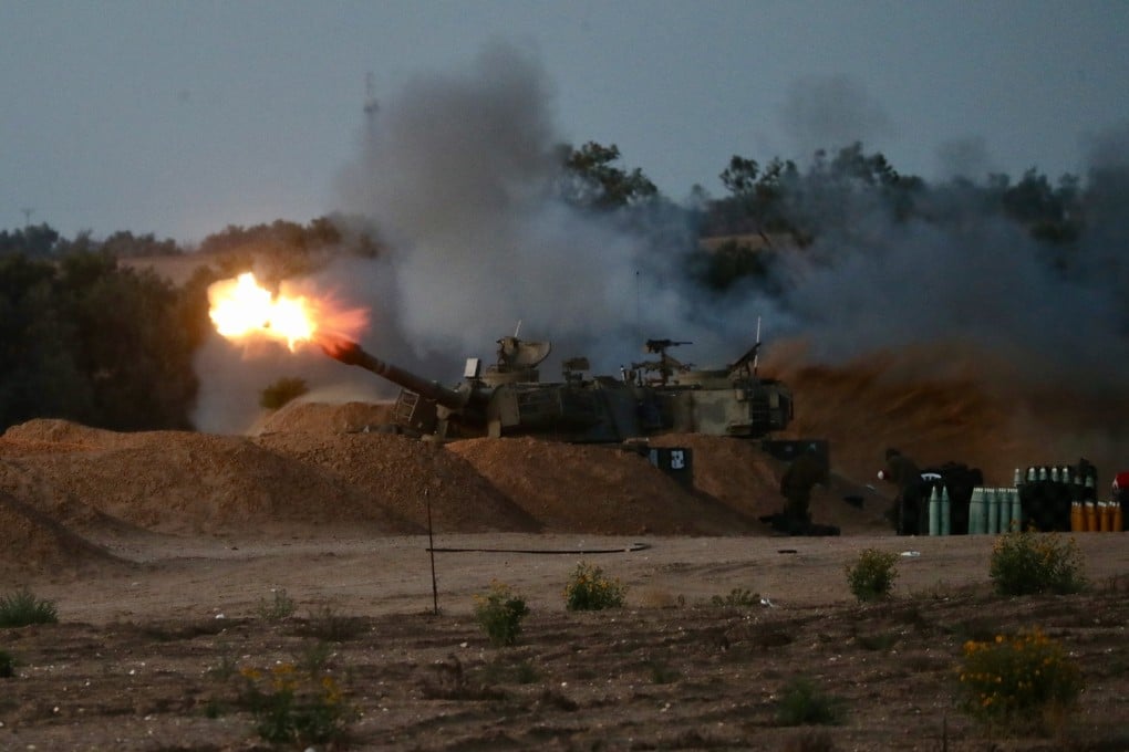 An Israeli self-propelled howitzer fires near the Kerem Shalom crossing on Wednesday. Photo: Xinhua