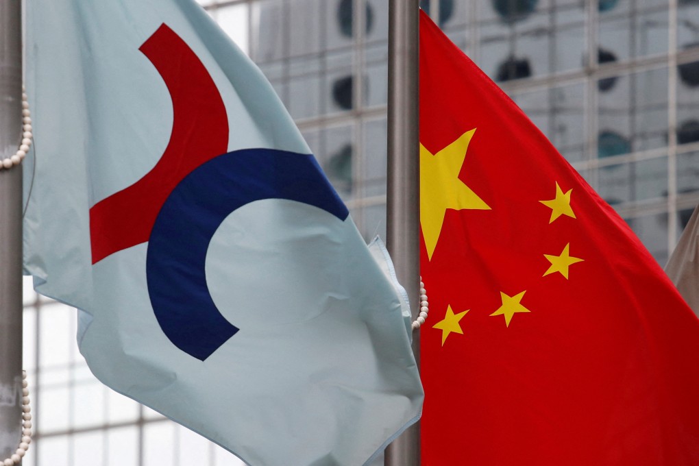 A Hong Kong Exchanges flag is hoisted beside a Chinese national flag outside the Hong Kong Stock Exchange in Hong Kong June 7, 2016.  Photo: Reuters