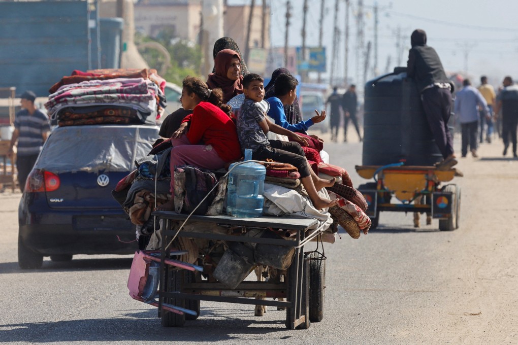 Palestinians travel in an animal-drawn cart as they flee Rafah after Israeli forces launched a ground and air operation in the eastern part of the southern Gaza city. Photo: Reuters
