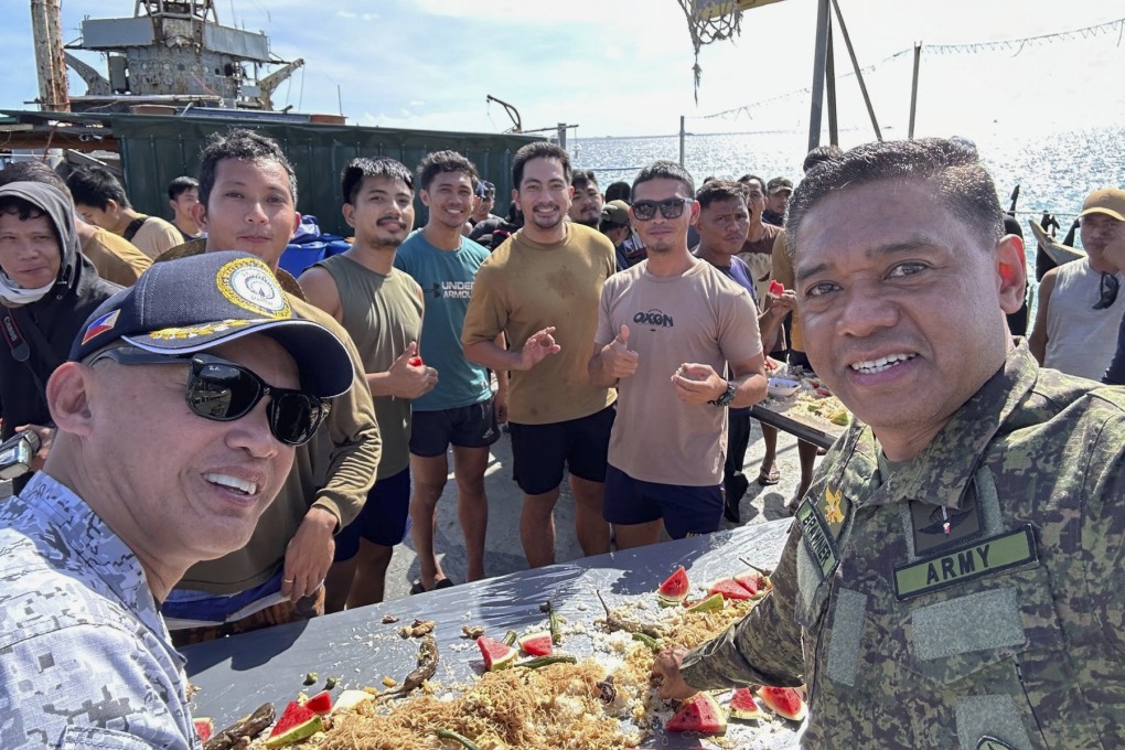Philippine military chief General Brawner (right) and Vice-Admiral Alberto Carlos (left) share a meal with Filipino marines and navy personnel stationed aboard the BRP Sierra Madre at the Second Thomas Shoal on December 10, 2023. Photo: AP
