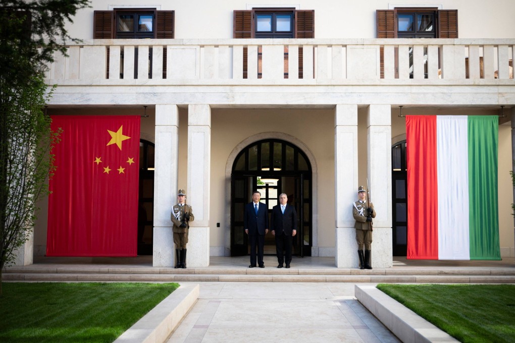 Chinese President Xi Jinping and Hungarian Prime Minister Viktor Orban stand in front of the prime minister’s headquarters in Budapest, prior to their official talks Thursday. Photo: AFP