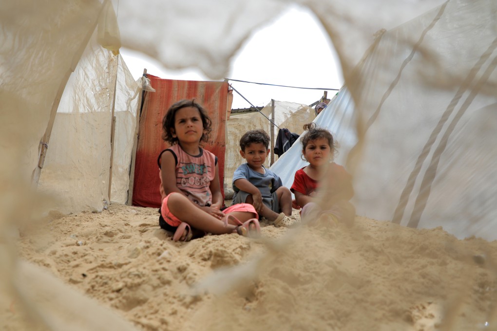 Palestinian children evacuated from Rafah are seen on a beach in Khan Younis on Friday. Photo: Xinhua