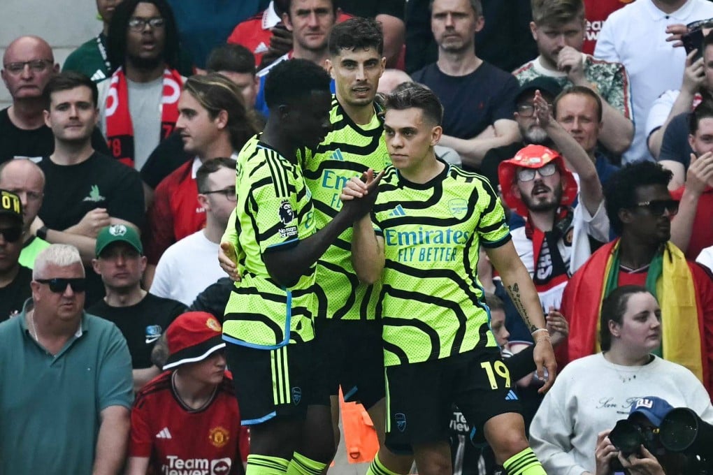 Leandro Trossard celebrates with his teammates after scoring the only goal in Arsenal’s victory away to Manchester United. Photo: AFP