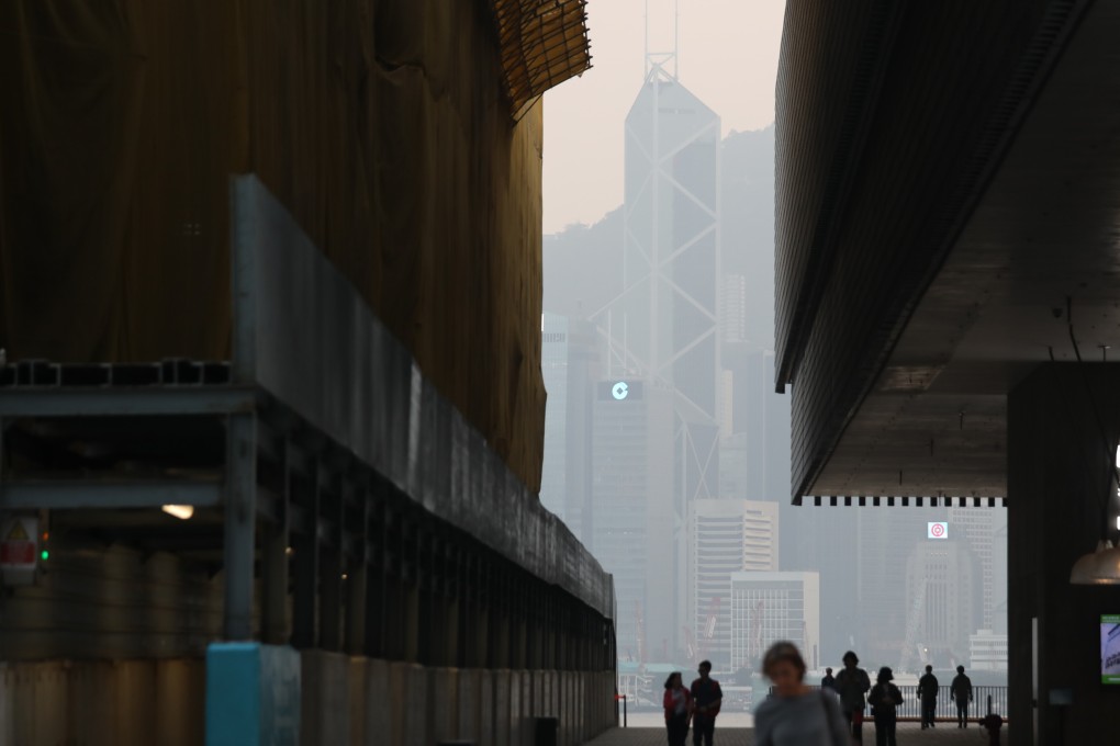 Bank of China (BOC) Tower seen from West Kowloon on a smoggy day. Photo: Xiaomei Chen