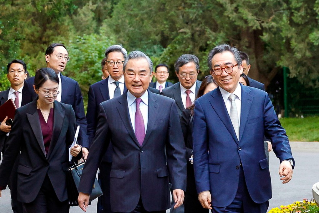South Korean Foreign Minister Cho Tae-yul, right, and his Chinese counterpart Wang Yi take a stroll after their talks at the Diaoyutai State Guesthouse in Beijing on Monday.  Photo: EPA-EFE/South Korean Foreign Ministry