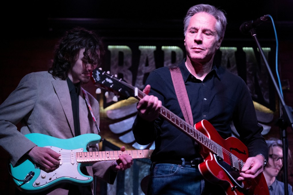 US Secretary of State Antony Blinken performs ‘Rockin’ in the Free World’ with members of The 1999 band at the Barman Dictat bar in Kyiv. Photo: AFP