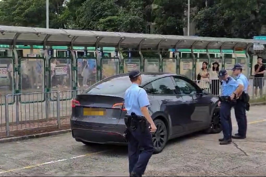 Police speak to an Uber driver. In 2022, there were 35 cases of vehicle seizures and licence suspensions over illegal ride-hailing services. Photo: Handout