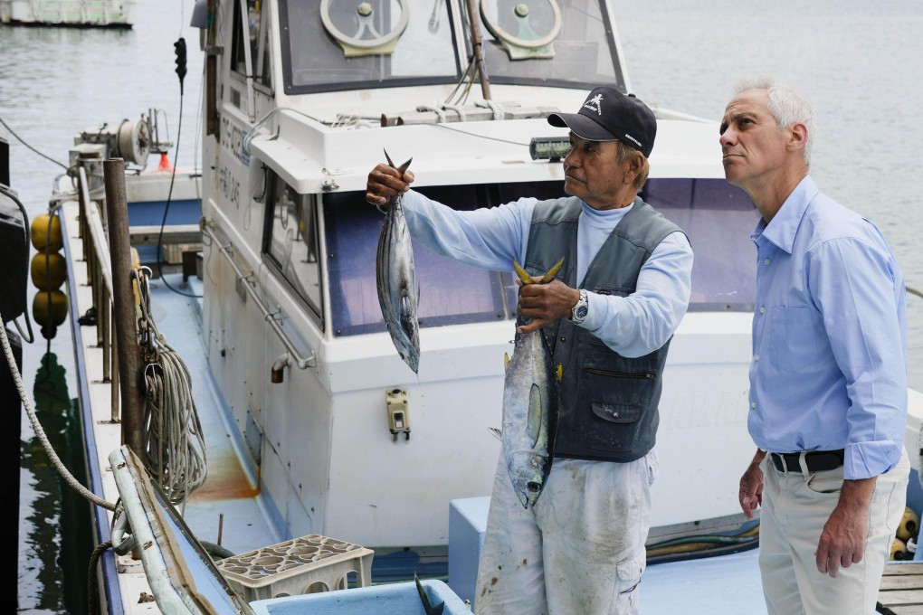 US envoy to Japan Rahm Emanuel (right) chats with a fisherman on Yonaguni Island in Okinawa on May 17. Photo: Kyodo