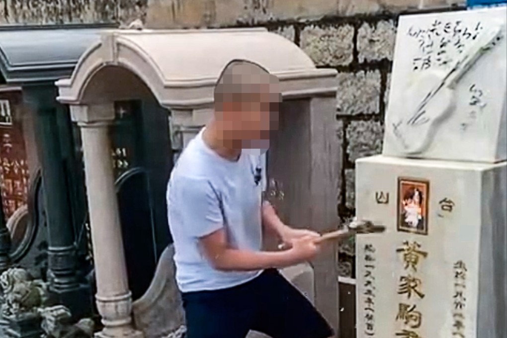 A screenshot from a clip showing a man attacking the ceremonial plaque of Beyond’s lead singer. Photo: Facebook/Booska Kevin/黃家駒 (Wong Ka Kui) 不死音樂精神