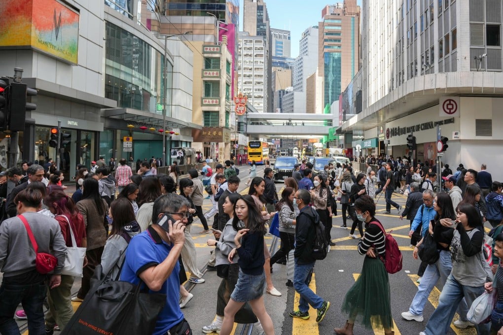 Pedestrians in Central on January 18. Cantonese-speaking Hong Kong challenges expatriates to move beyond their gilded, English-speaking cages. Photo: Eugene Lee