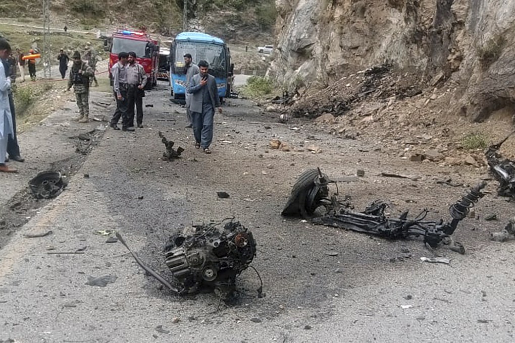 Police officers examine the site of suicide bombing in Shangla,  Pakistan’s Khyber Pakhtunkhwa province on March 26. The attack killed five Chinese nationals and their Pakistani driver. Photo: AP