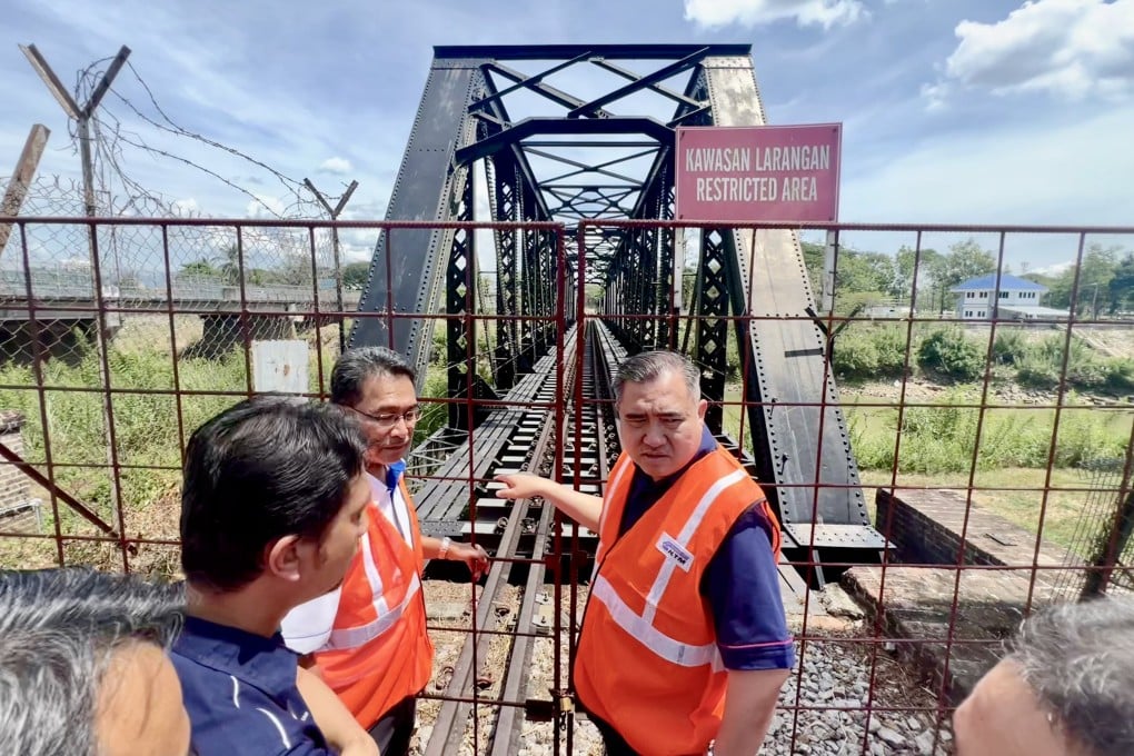 Malaysia’s Transport Minister Anthony Loke (right) standing before the fenced-off Friendship Bridge connecting Malaysia to Thailand. Photo: Hadi Azmi