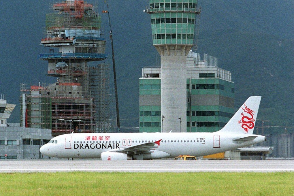 A Dragonair flight from Shanghai lands at the Hong Kong International Airport’s new runway, being the first to do so on the morning of May 26, 1999. Photo: SCMP