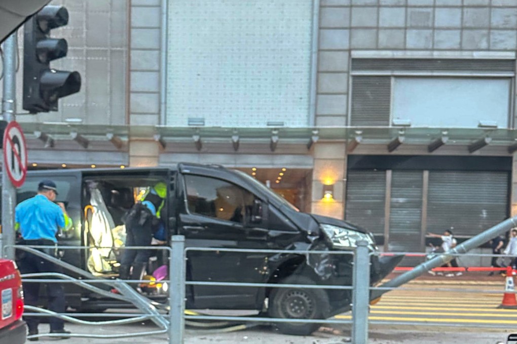 It was understood the driver lost control of his vehicle while driving towards Salisbury Road, crashing into a traffic light and the safety island. Photo: Facebook / @ 馬路的事討論區
