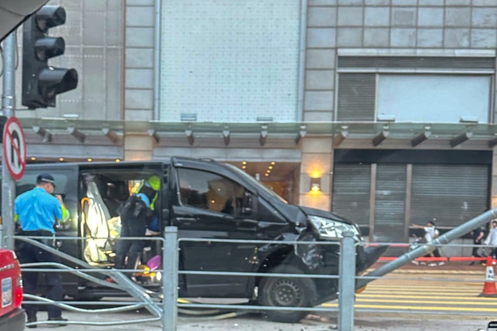 It was understood the driver lost control of his vehicle while driving towards Salisbury Road, crashing into a traffic light and the safety island. Photo: Facebook / @ 馬路的事討論區